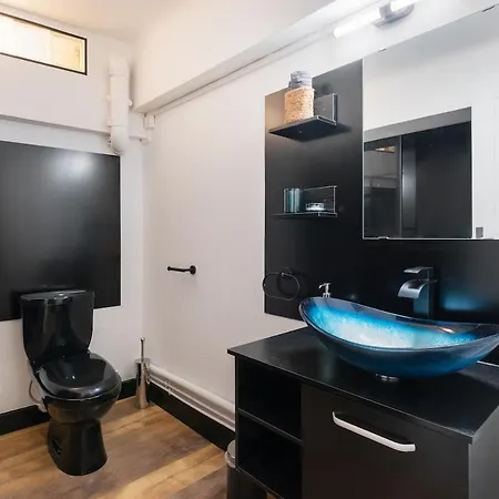 Air-conditioned Pleiad 1 Min Opera - Comedy - Train Station Apartment *